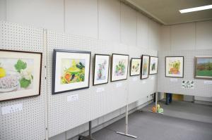 水彩画が壁に展示されている様子
