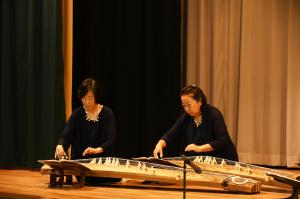 琴を弾く女性二人