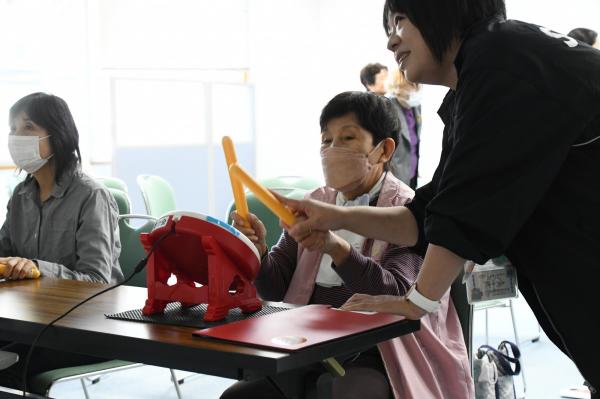 太鼓のゲームを楽しむ参加者