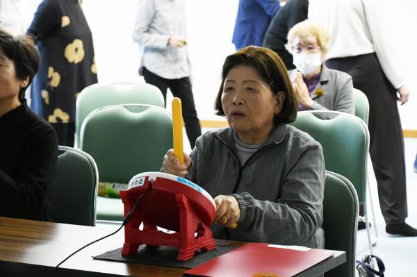 真剣な表情で太鼓を打つ参加者