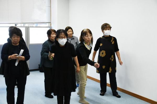 ボウリングのゲームを楽しむ参加者たち