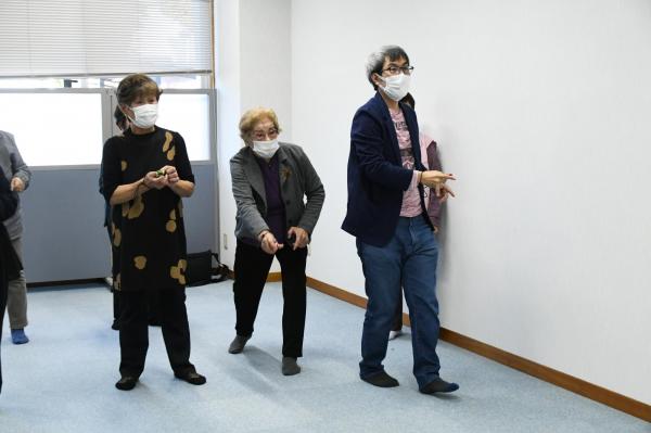 ボウリングの投げる動作をする参加者たち