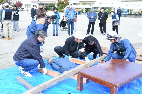 がれきに挟まった人を救助する訓練をする参加者たち