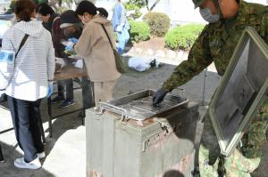炊き出しのご飯を炊く様子の写真