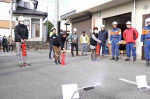 消火器訓練で的向かって水を出している参加者たち