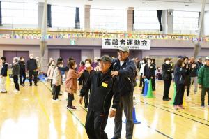 高齢者運動会お互いに肩をさすります