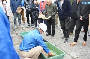 実際に水で膨らむ土のう袋を使用する訓練の写真