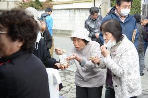 アルファ米の味見をする参加者たち