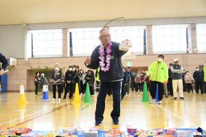 磁石で景品を吊り上げます