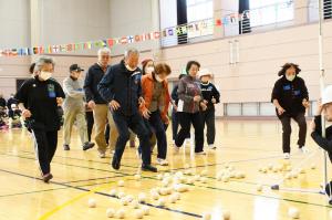 玉入れの玉めがけて老人が殺到します