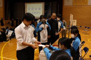 投票用紙交付役の生徒と受け取る生徒