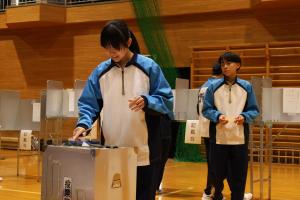 投票箱に投票する生徒の写真