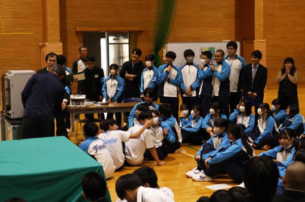 開票に使う機会の説明を受ける生徒たち