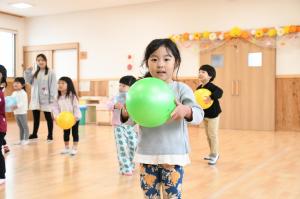 バスケットボール教室、ボールの持ち方を習います