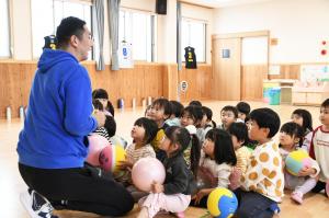 バスケットボール教室、先生の説明を熱心に聞く園児