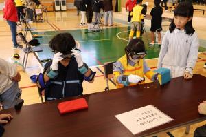 高齢者疑似体験、ゴーグルをして視野が狭い状態で作業をします