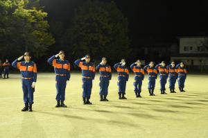市消防団訓練総見、敬礼
