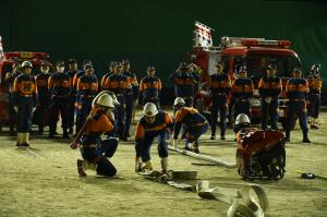 市消防団訓練総見、ホースを片付けます