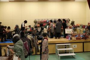 中部ふれあいまつり、クラフトバッグの展示に人がたくさん集まっています
