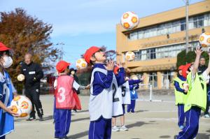 ボールを上に投げてキャッチしてみます