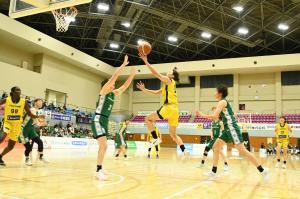 相手のディフェンスを交わしてのシュート