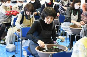 いきいきふれ愛寄せ植え教室、和気あいあいと寄せ植え