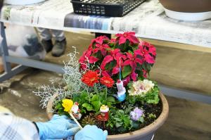 クリスマスらしくサンタの小物も飾り付けます