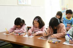 銀色のバルーンに絵を描いていきます