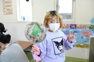 かわいいクリスマスツリーの絵が描かれたバルーンを見せてくれました。