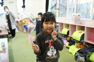 上手に絵が描けたよ、ピースしながら見せてくれました