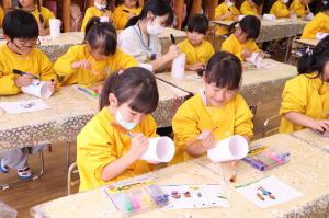 思い思いの願いをカップに書いていきます