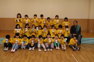 ジュンさんと竜王北保育園児と先生たちで記念撮影