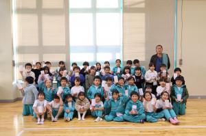 ジュンさんと竜王東児童館児童と先生たちで記念撮影