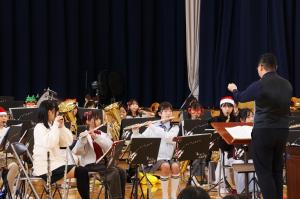 先生の指揮に合わせて演奏します