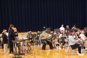 サンタの帽子をかぶって演奏しています