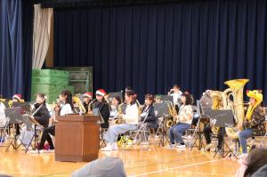 観客席の父兄も盛り上がっています