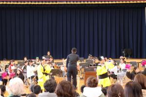 トナカイの帽子をかぶっている児童もいます