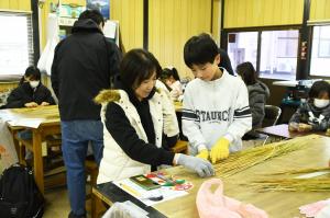 藁を編んでいきます