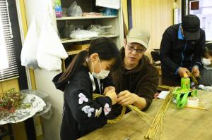 親子で力を合わせて編み込んでいきます