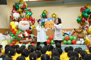 バルーンを飛ばしたらどうなったのか紙芝居で園児にお話し