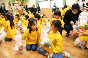 バルーンで作った雪だるまに顔を書きました