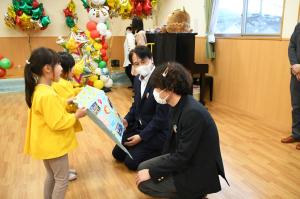 園児から巴商会のみなさんにお礼の寄せ書きを渡しました