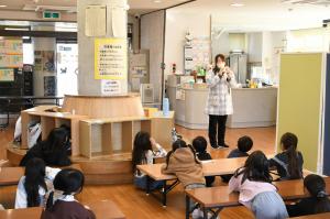 先生から絵馬について説明を受けます