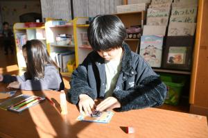 絵馬の台紙に書いた文字の紙を張り付けます