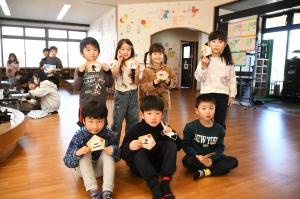 ７人そろって絵馬を見せながら記念撮影