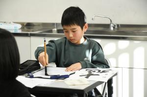 「大地」と何べんも書いて練習します