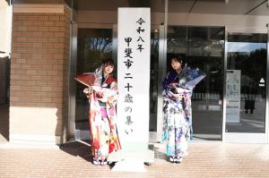 式典前に看板前で記念撮影