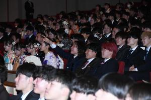 式典のスクリーンを見て盛り上がります