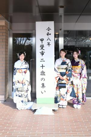 会場入り口で記念撮影