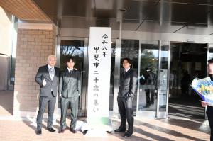 入り口で男友達３人で記念撮影